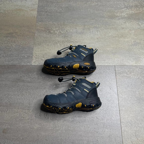 SOLD Keen Kids Koven Mid Shoes - Picture 4 of 5